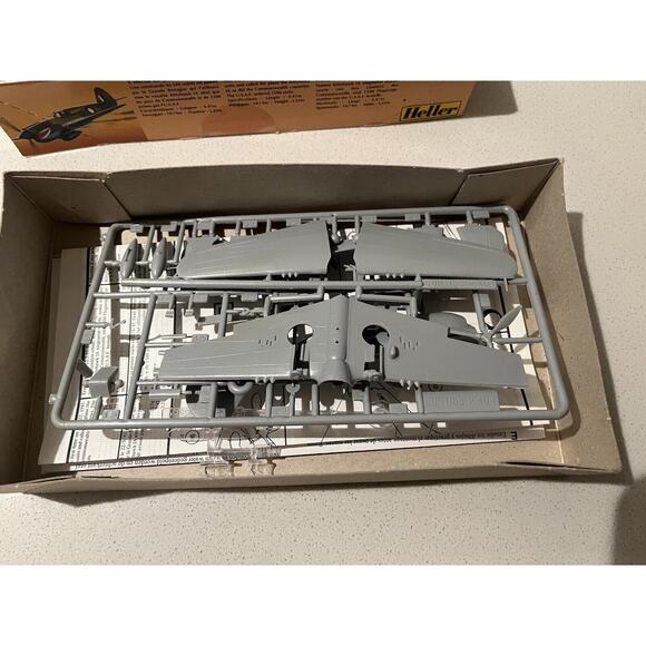 Curtiss P-40E Kittyhawk 1:72 Heller 80266 Complete Model Kit Open Box - Picture 4 of 6